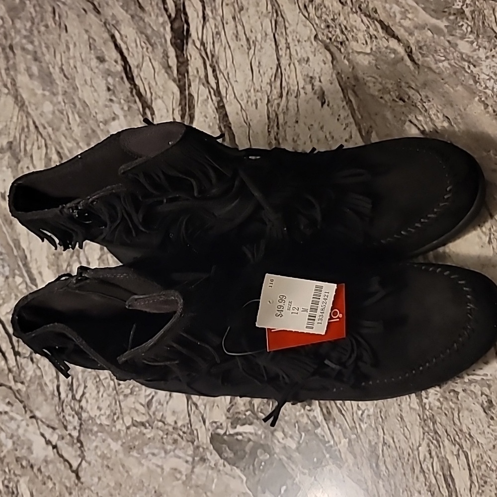 Hot Tomato Black Fringed Moccasins